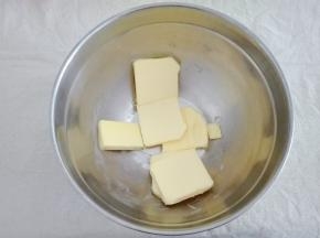 称出90克黄油提前放温室软化。
使用温室鸡蛋，蛋黄蛋白分离，取蛋黄部分。