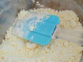 面粉和奶粉过筛加入。