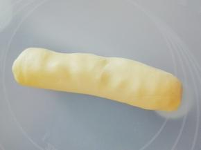 和成团，放到案板上，分割10克左右的小团子，搓圆稍微压扁，如果操作过程中比较粘手，可以使用少许低筋面粉防沾。