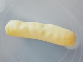 和成团，放到案板上，分割10克左右的小团子，搓圆稍微压扁，如果操作过程中比较粘手，可以使用少许低筋面粉防沾。