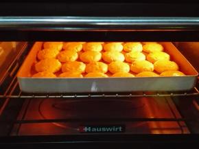 上下火180℃预热烤箱，中层烤10分钟左右，目测表面上色，呈金黄色即可。（参考自家烤箱的温度。）