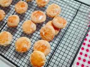 出炉，放在烤架上晾凉。