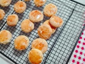 出炉，放在烤架上晾凉。