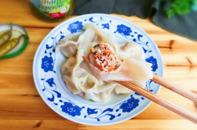 腌绿辣椒辣椒胡萝卜水饺