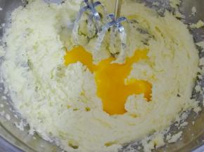 黄油软化，加入细砂糖和盐打匀，蛋黄分次加入，搅打均匀，完全融化了才能加下一次。