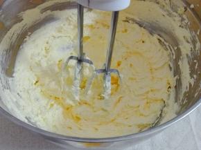 打至黄油如短羽毛状态。