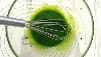 菠菜汁40克，加入30克玉米油搅匀。另取一个干净的碗放入20克牛奶和15克玉米油搅拌至乳化。