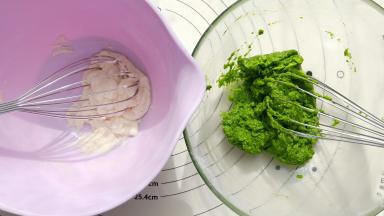 菠菜糊筛入50克低粉和6.5克玉米淀粉。牛奶糊筛入25克低粉和3.5克玉米淀粉。并分别搅拌均匀，不要画圈搅拌。