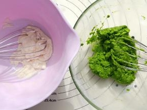 菠菜糊筛入50克低粉和6.5克玉米淀粉。牛奶糊筛入25克低粉和3.5克玉米淀粉。并分别搅拌均匀，不要画圈搅拌。