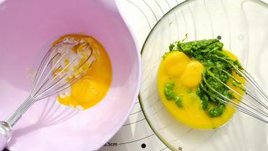 同样菠菜糊中加入三分之二的蛋黄，牛奶糊中加入三分之一的蛋黄。再次搅拌均匀。