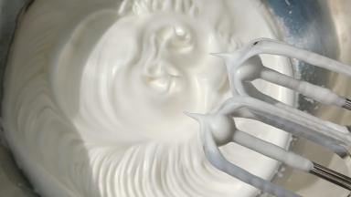 5个蛋清（加几滴白醋）分三次加入50克的细砂糖打发至尖角。