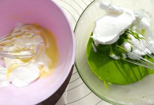 取三分之二的蛋白糊与菠菜糊混合，取三分之一的蛋白糊与牛奶糊混合，并翻拌均匀。