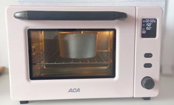 放入预热好的ACA北美电器ATO-E43A电烤箱中，上下管150度烤50分钟。