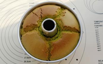 出炉震一下模具，然后倒扣。彻底凉透就可以脱模了。