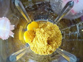 1.小米提前浸泡2小时或者一晚 ，控干水分后放入破壁机，加蛋黄和玉米油打成浓稠的米糊