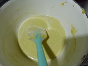 3.打好的米糊，非常浓稠，太稠的话可以加点水，程度就跟我们平时做戚风的面糊稠度一样
