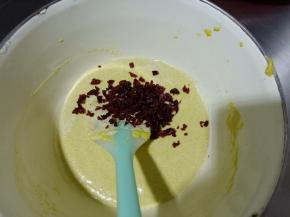 4.倒入蔓越莓搅拌均匀 
