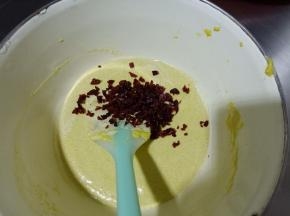 4.倒入蔓越莓搅拌均匀 
