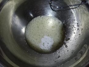 5.开始打发蛋清，装蛋清的盆必须无油无水 ，加几滴白醋，电动打蛋器低速打至鱼眼泡，加入1/3细砂糖
