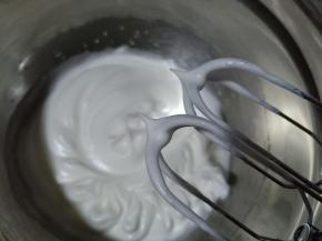 6.分三次加入细砂糖，蛋白打至硬性状态，提起打蛋器有一个直立的小尖角 
