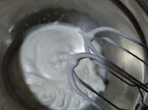 6.分三次加入细砂糖，蛋白打至硬性状态，提起打蛋器有一个直立的小尖角 
