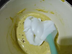 7.取1/3蛋白霜 到小米糊中，翻拌均匀，不要划圈搅拌哦
