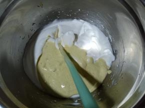 8.全部倒入剩下的蛋白霜中，同样翻拌均匀
