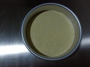 9.倒入模具中，包上保鲜膜，开水上锅，中火蒸35分钟，关火后闷5分钟，出锅倒扣 