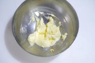 3、黄油取出切块，黄油至室温20度，用硬刮刀切成小块，并且拌到稍微润滑，整体硬度一致即可，不要打发