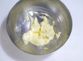 3、黄油取出切块，黄油至室温20度，用硬刮刀切成小块，并且拌到稍微润滑，整体硬度一致即可，不要打发