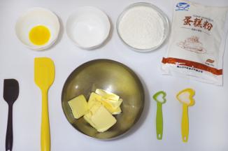 1、准备蛋挞酥皮材料（需要提前制作）