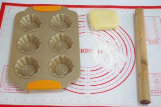 9、第二天，取出一个蛋挞酥皮和模具。如果做好的蛋挞酥皮不及时用，可以放冷冻，需要使用提前一天放冷藏即可。