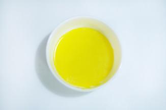 2、蛋黄和水均匀搅拌，再加入细砂糖和盐，拌匀放入冰箱冷藏待用