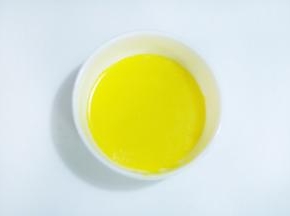 2、蛋黄和水均匀搅拌，再加入细砂糖和盐，拌匀放入冰箱冷藏待用