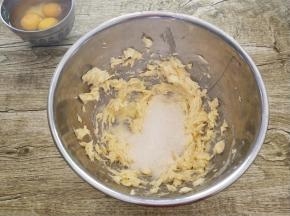 用打蛋器搅拌成霜状，分两次加入白糖搅打均匀