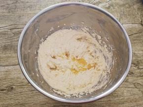 再分多次加入提前打散的蛋液，这里一定要注意，一定要分多次加入，否则容易油水分离