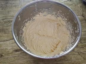 这个是蛋液加完打好的状态，平滑的乳化状