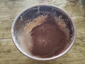 筛入低筋面粉，可可粉和泡打粉