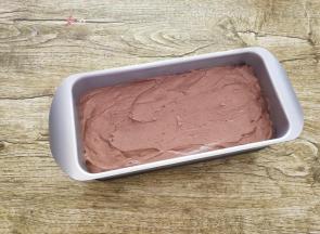 再把面糊倒入不粘模具中，用刮刀把表面抺平