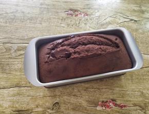 放入预热好的烤箱160°，中层上下温烤50分钟，烤到15分钟的时候，蛋糕表层凝固，取出，用沾过水的刀子纵向浅浅的划一刀，继续烤35分钟