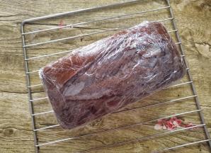 取出来脱模，趁热裹上一层保鲜膜