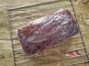 取出来脱模，趁热裹上一层保鲜膜