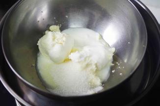 19、奶油奶酪取出回温，放入牛奶和糖搅拌均匀，如果奶油奶酪比较难搅拌顺滑，可以底部坐50度温水，用打蛋器打至顺滑。