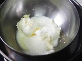19、奶油奶酪取出回温，放入牛奶和糖搅拌均匀，如果奶油奶酪比较难搅拌顺滑，可以底部坐50度温水，用打蛋器打至顺滑。