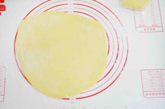 11、再慢慢擀成圆形，厚度约4毫米。