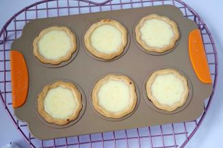 24、想吃流心趁热吃。不着急吃的先不要烤，做好直接放冰箱冷冻，想吃的时候拿出来回温烘烤即可。