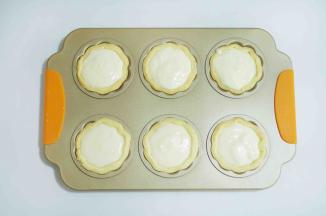 22、将芝士面糊倒入之前烤好的派皮中。注意不要超过边缘，防止漏出。