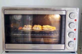 17、烤箱中层190度上下火烘烤25分钟