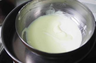 20、加入淡奶油，再次搅拌均匀顺滑
