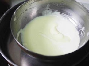 20、加入淡奶油，再次搅拌均匀顺滑